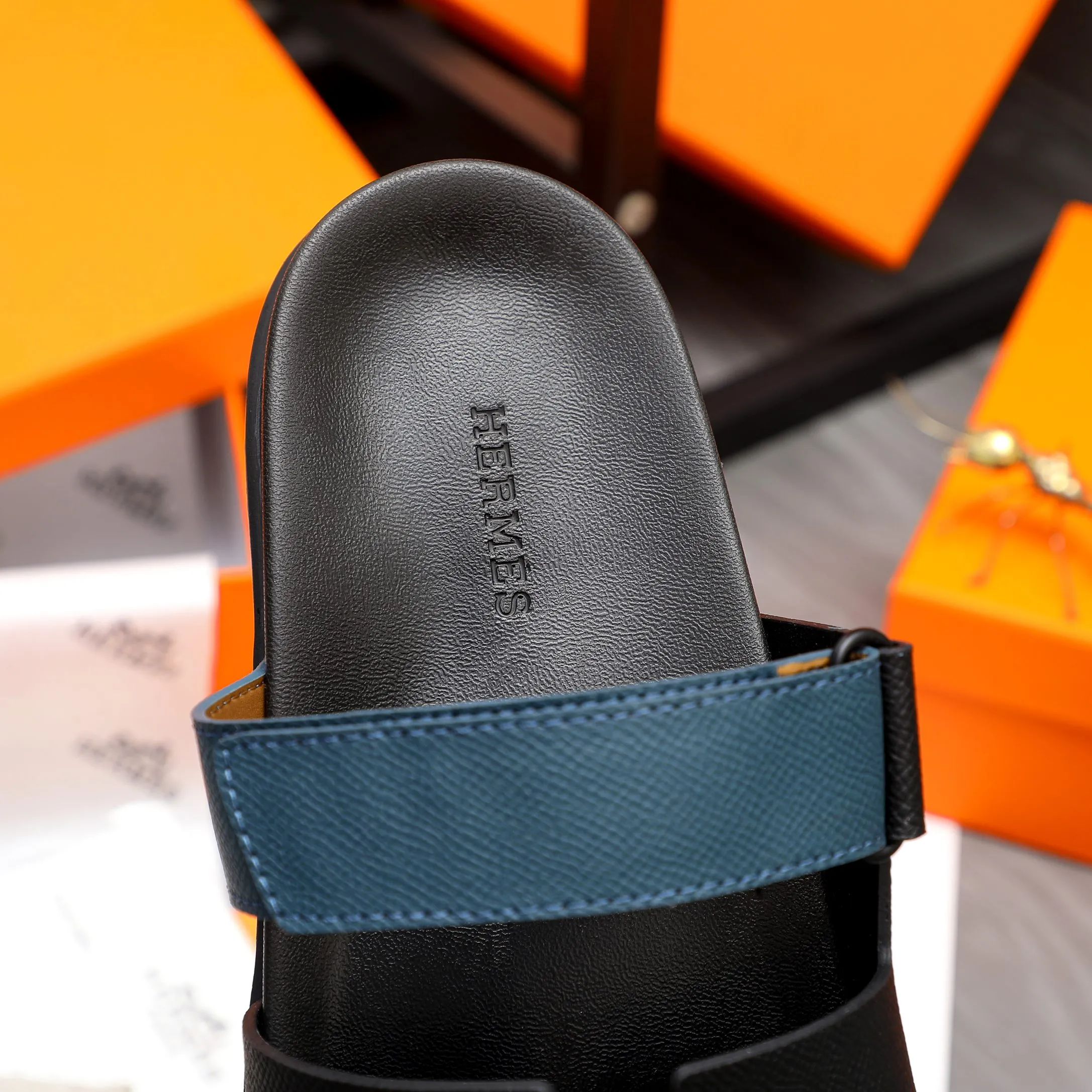Men's shoes 💰340 Product trademark: Hermes "Hermes" Couple's slippers Regular size: 36-46 Product material: Selected vertical grain cowhide color-blocked upper, microfiber lining, original outsole